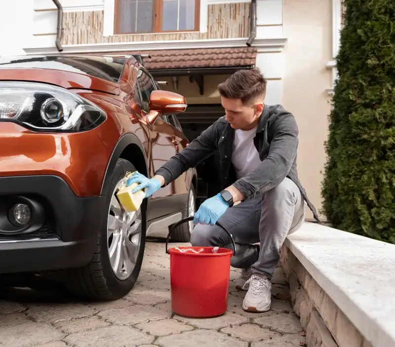Lavage auto à domicile Sardent : professionnel intervenant sur un véhicule